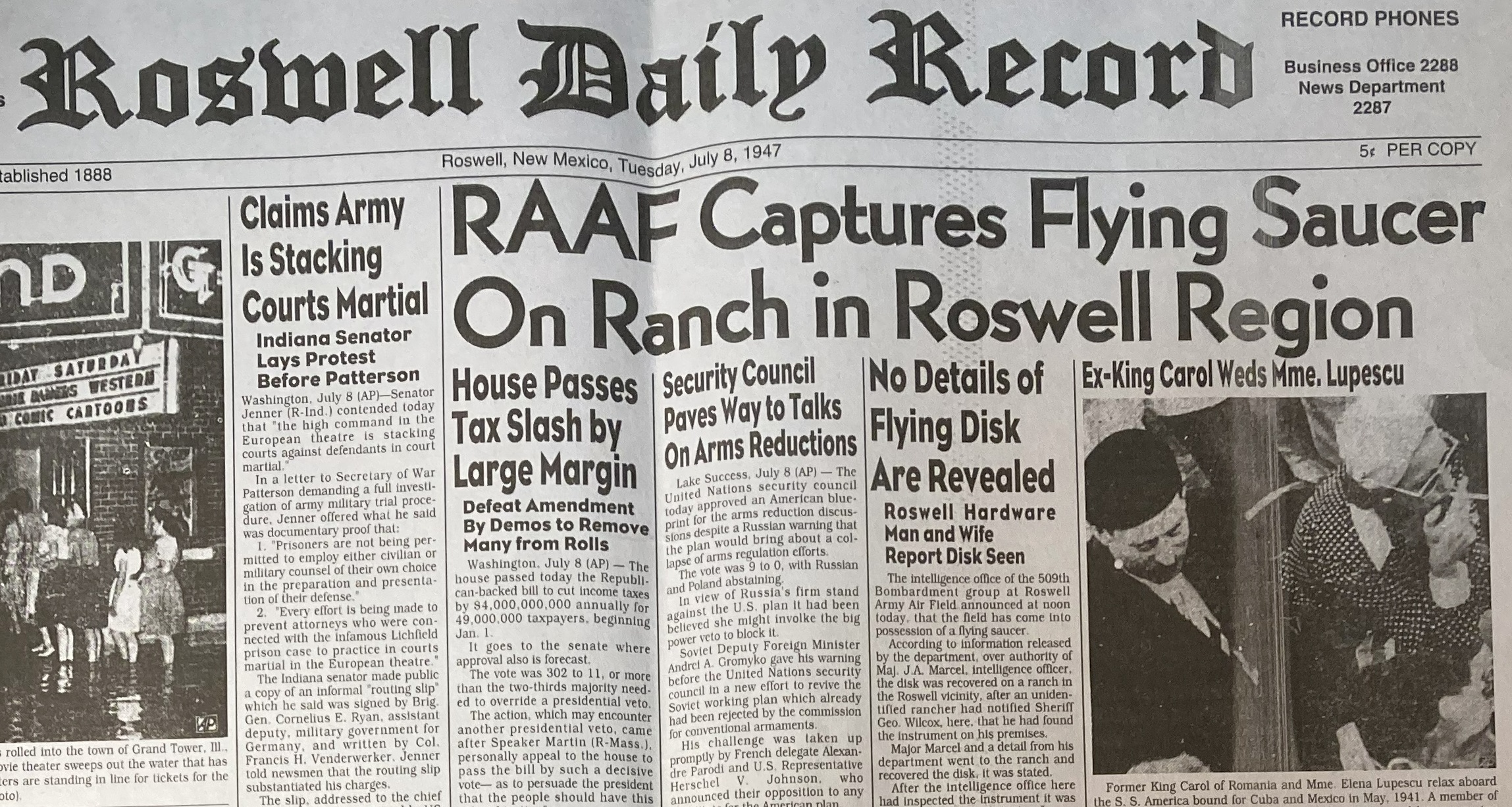 Newspaper front page with the headline ‘RAAF Captures Flying Saucer On Ranch in Roswell Region’ above columns of reporting.
